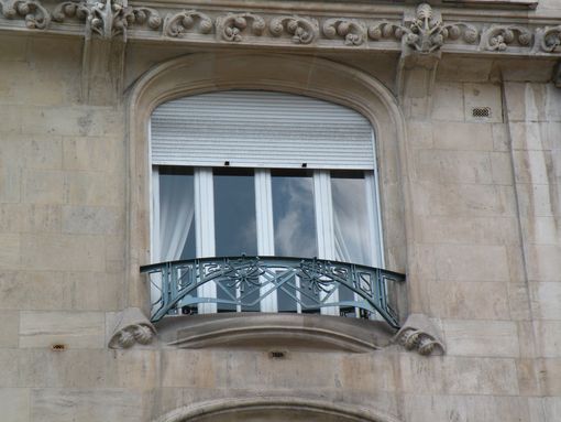 Fenêtre d'immeuble dans le style de l'Ecole de Nancy, rue de la Commanderie